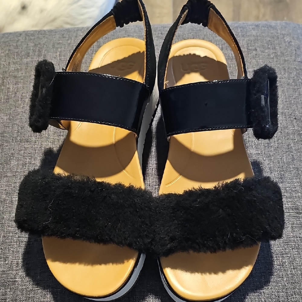 UGG Le Fluff Black Fuzzy Platform Sandals Summer Women Size 9.5 Casual Beach